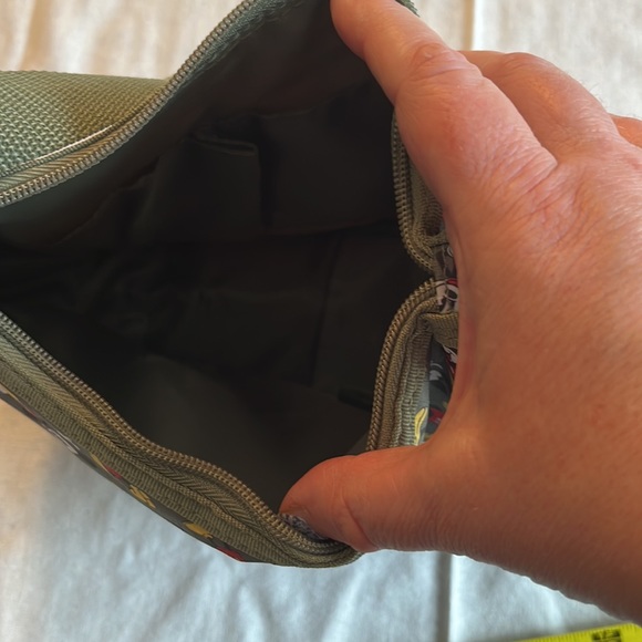 Mickey Mouse shoulder bag & cosmetic case Like New - Picture 5 of 9